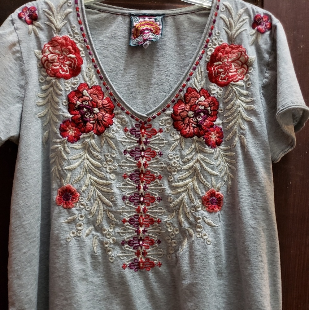 BEAUTIFUL Johnny Was t-shirt longer in the back